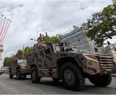 Le véhicule SERVAL défile pour la première fois sur les Champs-Élysées